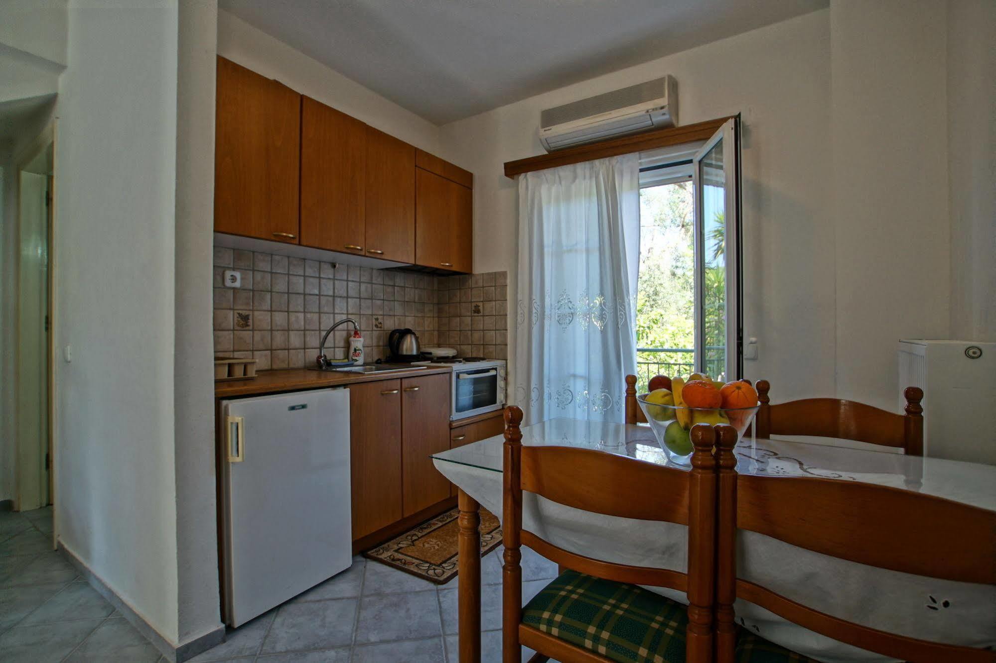 Chrisanthi Apartments Sívota Extérieur photo